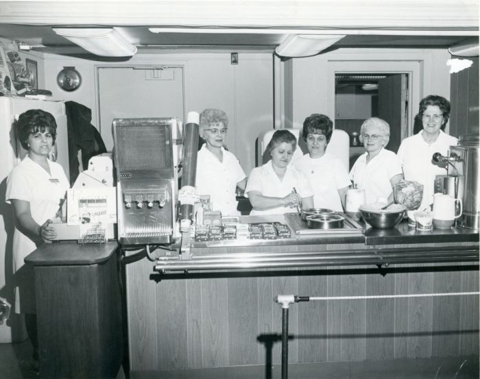 Group portrait of cafeteria staff at Niagara Falls campus, circa 1970